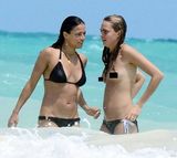 组图：速激女主角同性激吻 超模女友豪放露双乳