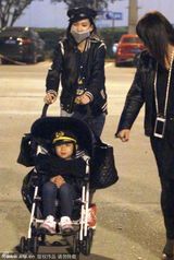 组图：林志颖携妻子全家现身 Kimi戴海军帽卖萌