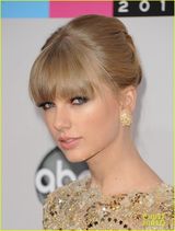 组图：泰勒古典亮相AMA红毯 挽秀发秀姣好曲线