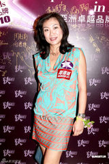 幻灯图：周汶锜出席活动似优雅蝴蝶 回港为父亲贺寿