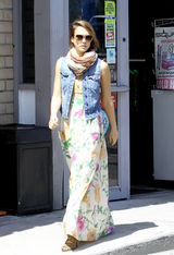 组图：杰西卡-阿尔芭长裙搭牛仔背心 带女儿玩耍