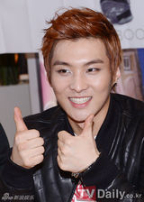 组图：韩团SPEED举办签名会 与粉丝甜蜜互动