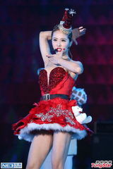 组图：蔡依林圣诞爆乳装抢镜 又唱又跳秀美腿