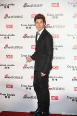 组图：陈学冬亮相明星街拍盛典红毯 小领结卖萌