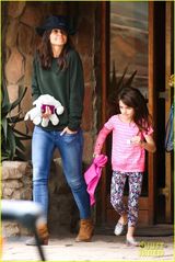 高清：凯蒂带女儿游野生动物园 小苏瑞大开眼界