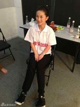 组图：雅安断腿舞蹈老师志愿者亮相 回应质疑