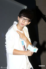 组图：胡夏抱病出席公益活动 为地震灾区献爱心