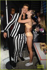 组图：麦莉穿肉色内衣挑逗男星 撅臀吐舌无下限