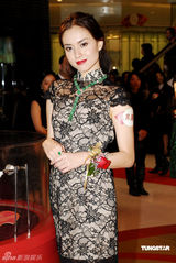 幻灯图：佘诗曼白色旗袍秀珠宝 许玮宁首度袭港