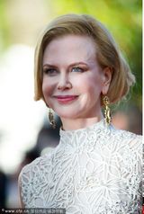 组图：妮可走秀精致长裙华贵 与李安牵手热聊