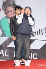 组图：安心亚助阵自由发挥新专辑首场签唱会