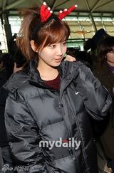 组图：少女时代集体着可爱圣诞装扮赴日宣传