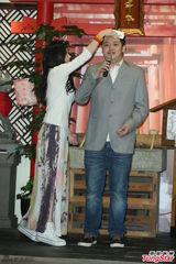 组图：徐若瑄为弟弟站台 白衣长裙文静优雅