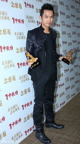 高清图：群星中歌榜后台亮相展示奖杯