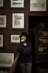 组图：周迅黑色皮衣套装爱丁堡看秀