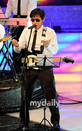 组图：韩老牌艺人获KBS大奖 李胜基宋钟基等助阵