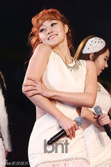 组图：9Muses部队举行新歌发布 成员遭军人强抱