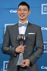 组图：林书豪ESPY获大奖戴王冠蓄蛤蟆镜耍宝搞怪