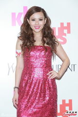 组图：何韵诗穿露肩裙亮相 爱穿裙子自我挑战