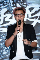 组图：罗志祥为演唱会造势 与美豹装舞者表演