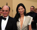 高清图：82届奥斯卡红毯 默多克携妻子邓文迪亮相