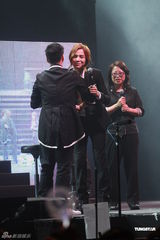 组图：张根硕影迷会劲歌热舞 人气爆棚大排长龙 