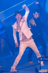 组图：东方神起开唱 劲歌热舞粉丝high不停