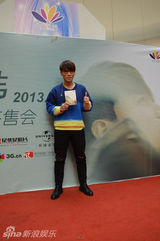 组图：杨宗纬上海签售新专辑场面温馨