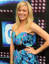 高清图：乡村音乐协会奖 莉安-莱姆斯蓝裙秀香肩