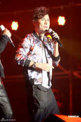 组图：孙楠无锡演唱会秀才艺 张靓颖亮相再现海豚音