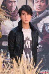 组图：《杨家将》粉丝热情 众帅承诺脱衣