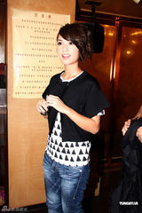 组图：杨丞琳拜佛 曾在内衣贴佛像拍片求安心