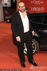 《巴尼的人生》首映 日本导演清水崇戴兔子头套抢镜