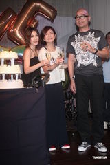 组图：SHE失落金曲奖仍庆功 Ella为Selina数度哽咽