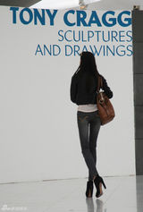 组图：孙菲菲素颜看画展 紧身牛仔现修长美腿