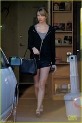 组图：斯威夫特热裤秀长腿 B奶硬挤沟