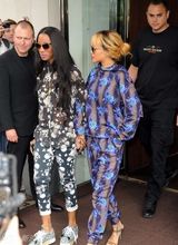 组图：蕾哈娜闺蜜情侣装亲密 花朵装变妩媚玫瑰