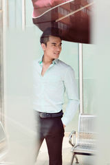 组图：郑凯街拍波点衬衣显熟男气质