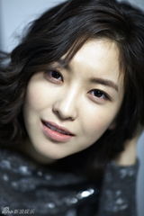 组图：韩国女星尹世仁最新时尚写真展温婉知性韵味