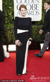 组图：朱莉安-摩尔黑白裙低调雍容