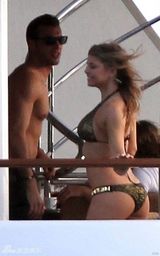 高清组图：菲姬游艇大秀比基尼 性感身材呼之欲出