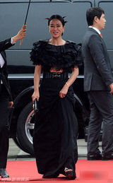 组图：百想红毯朴有天帅气 女星主打黑裙秀性感