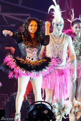 组图：张惠妹台北热力开唱 羽毛装惊艳大秀爵士鼓