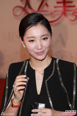 组图：亚姐泳装火辣秀胸 怪咖多女版王祖蓝现身