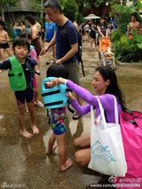 组图：张柏芝抱两子玩水 吻小Q额头母爱四溢