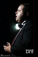 组图：众星捧场爱庭院艺术节 Raina担任主持