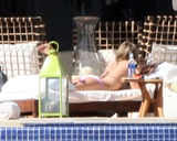 幻灯图：安妮斯顿墨西哥过生日 杰拉德-巴特勒作陪