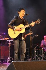 组图：蔡依林巴黎开唱劲歌热舞 血拼购物吃甜食