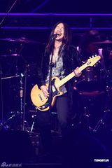 组图：五团轰炸小巨蛋 五月天压轴掀高潮