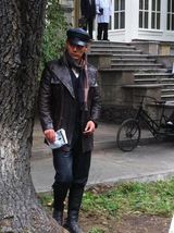 组图：邵兵《枪声》皮衣造型曝光 显狂野男人味